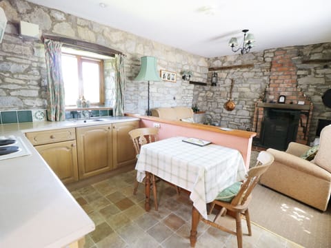 Cottage | Private kitchen | Fridge, electric kettle, toaster, cookware/dishes/utensils