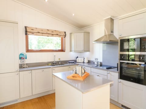 Cottage | Private kitchen | Microwave, stovetop, dishwasher, cookware/dishes/utensils