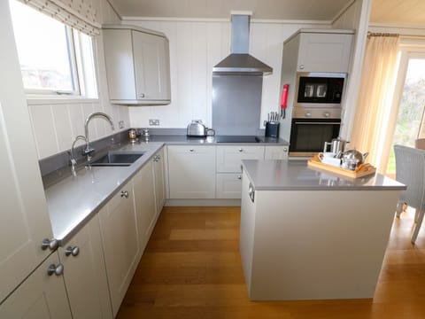 Cottage | Private kitchen | Dishwasher, cookware/dishes/utensils