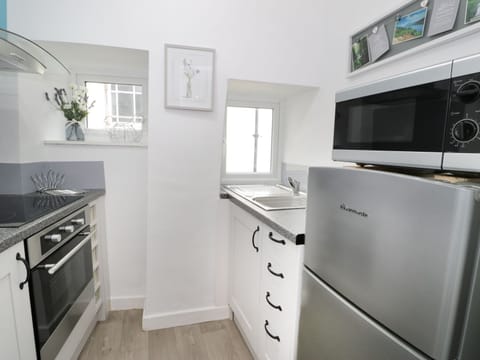 Cottage | Private kitchen | Fridge, microwave, stovetop, electric kettle