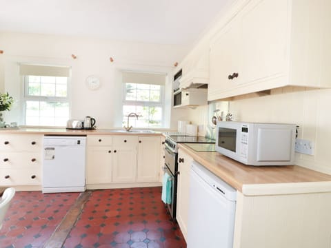 Cottage | Private kitchen | Fridge, microwave, stovetop, dishwasher