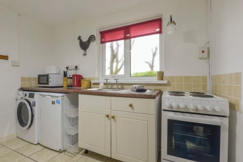 Cottage | Private kitchen | Electric kettle, toaster, cookware/dishes/utensils