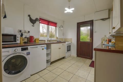 Cottage | Private kitchen | Electric kettle, toaster, cookware/dishes/utensils