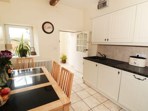 Cottage | Private kitchen | Dishwasher, highchair, cookware/dishes/utensils