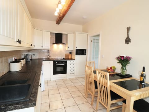 Cottage | Private kitchen | Dishwasher, highchair, cookware/dishes/utensils