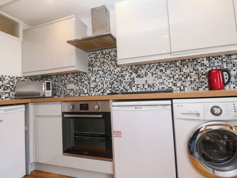 Cottage | Private kitchen | Fridge, microwave, stovetop, cookware/dishes/utensils