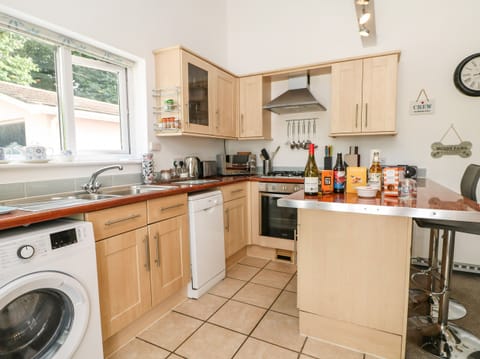 Cottage | Private kitchen | Dishwasher, highchair, cookware/dishes/utensils