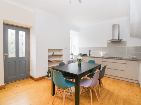 Cottage | Private kitchen | Stovetop, dishwasher, cookware/dishes/utensils