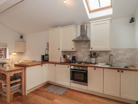 Cottage | Private kitchen | Fridge, microwave, stovetop, dishwasher