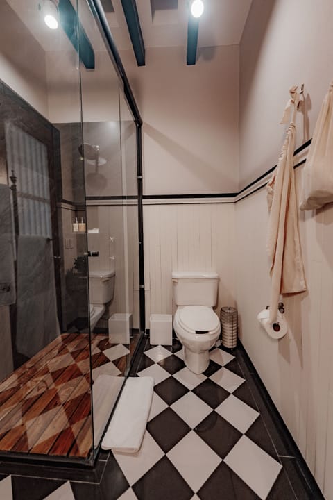 Suite Mirila | Bathroom | Bathtub, free toiletries, hair dryer, bathrobes