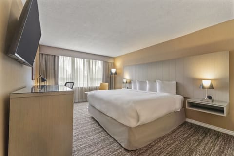 Deluxe Room, 1 King Bed | Premium bedding, down comforters, pillowtop beds, in-room safe