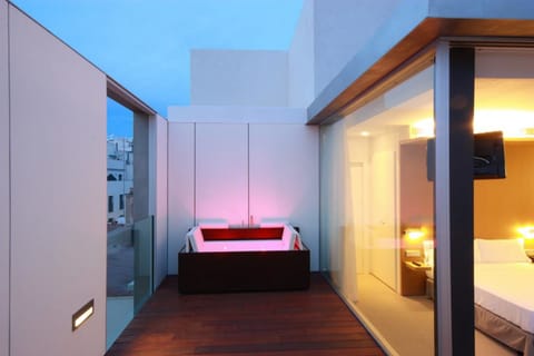 Deluxe penthouse terrace with hydromassage | Deep soaking bathtub