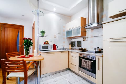 Apartment, 1 Bedroom (Nezavisimosty 23) | Private kitchen | Fridge, microwave, oven, stovetop