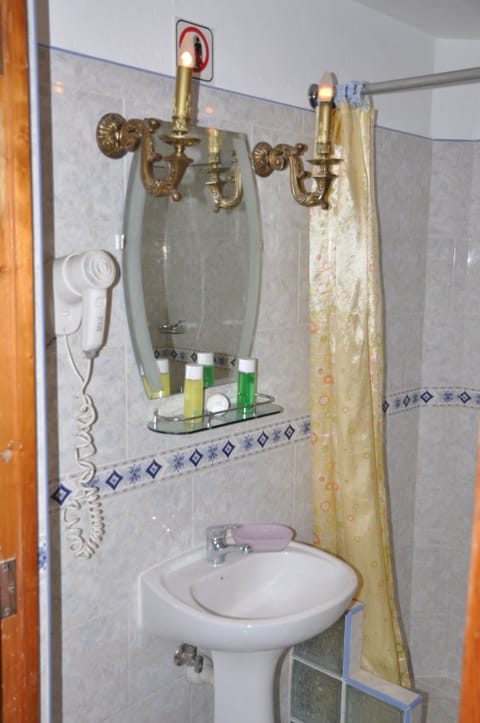 Family Quadruple Room, Multiple Beds, Non Smoking | Bathroom | Shower, rainfall showerhead, designer toiletries, hair dryer