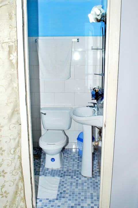 Comfort Triple Room, Multiple Beds, Non Smoking | Bathroom | Shower, rainfall showerhead, designer toiletries, hair dryer