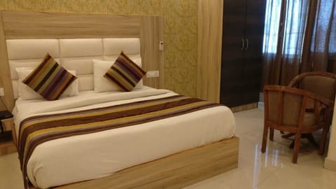 Superior Twin Room, 1 Bedroom | Living area | 36-inch LCD TV with cable channels, TV, books