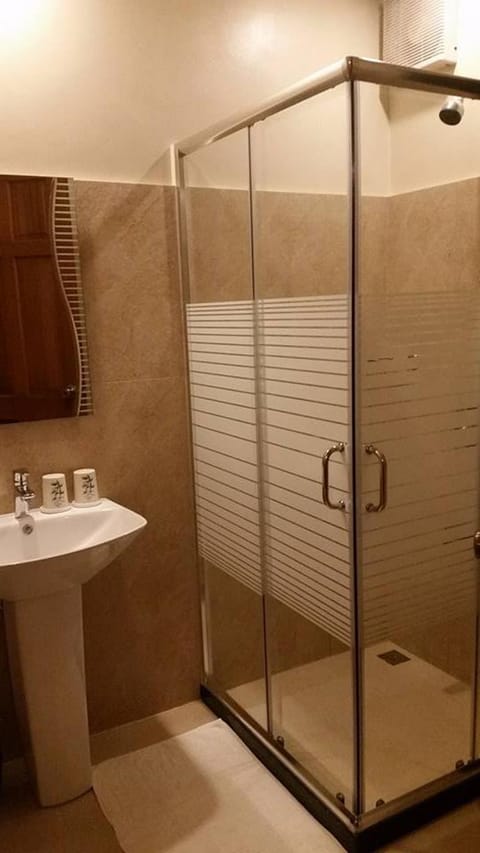 Premium Room | Bathroom | Shower, free toiletries, hair dryer, slippers