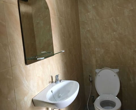 Shower, rainfall showerhead, free toiletries, bidet