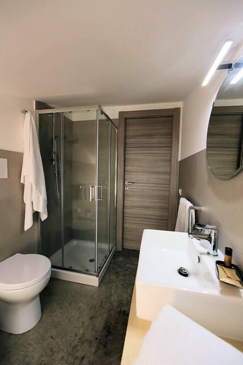 Double Room | Bathroom | Shower, rainfall showerhead, free toiletries, hair dryer