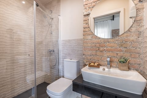 Duplex Penthouse | Bathroom | Shower, hair dryer, towels