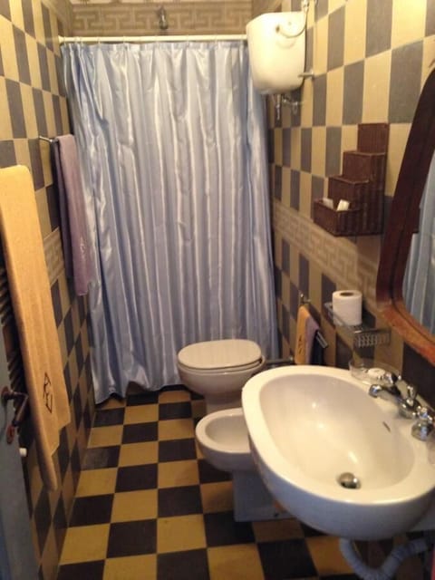 Deluxe Double Room, Sea View | Bathroom | Shower, free toiletries, hair dryer, slippers