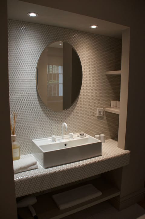 Deluxe Double Room, 1 Bedroom (Chambre 2) | Bathroom sink