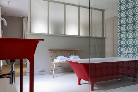 Triple Room (Chambre 3) | Bathroom | Free toiletries, hair dryer, towels