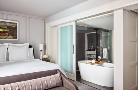 Superior King Courtyard View with Tub | Frette Italian sheets, premium bedding, down comforters, minibar