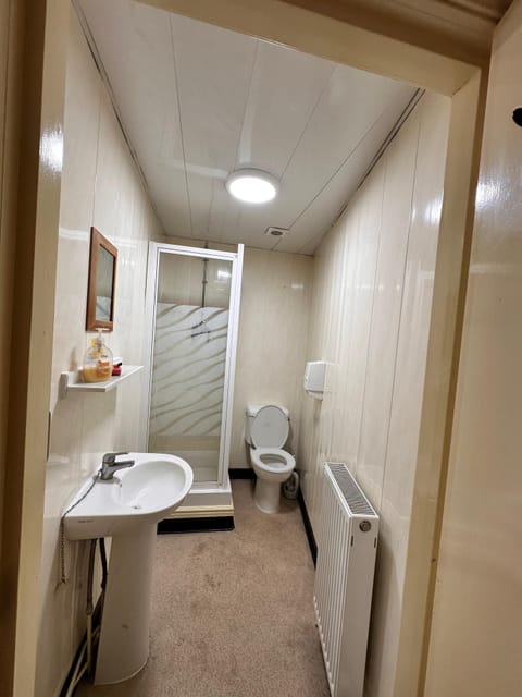 Standard Twin Room, 2 Twin Beds, Non Smoking, Ensuite | Bathroom | Free toiletries, towels, soap, shampoo