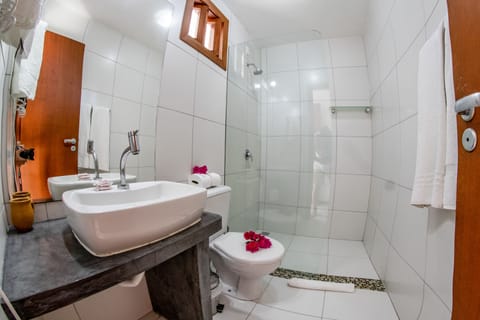 Suite Panoramica Varanda Vista Mar e Por do Sol | Bathroom | Shower, hair dryer, towels, soap