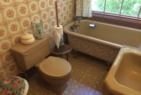 Single Room (Hollyhock room) | Bathroom | Bathtub, towels
