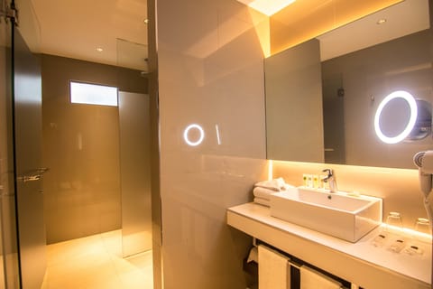 Superior Room | Bathroom | Shower, free toiletries, bidet, towels