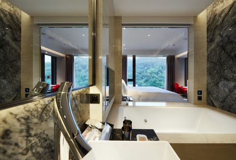 Wonderful Suite | Bathroom | Free toiletries, hair dryer, bathrobes, slippers