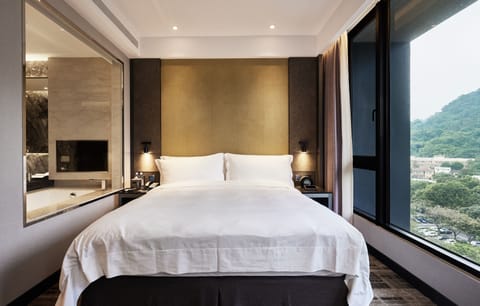 Wonderful Suite | Premium bedding, down comforters, minibar, in-room safe