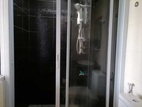 Superior Twin Room | Bathroom | Shower, free toiletries, towels