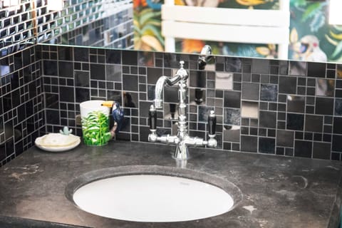 Deluxe Room (Frieda Khalo) | Bathroom sink