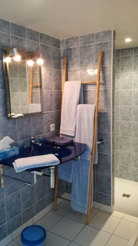 Family Room (Jade) | Bathroom | Shower, hair dryer, towels