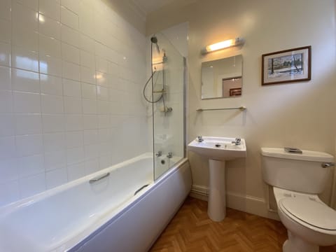 Classic Twin Room | Bathroom | Free toiletries, hair dryer, towels