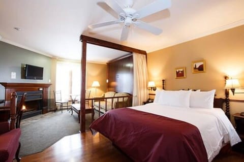 Suite | In-room safe, desk, soundproofing, iron/ironing board