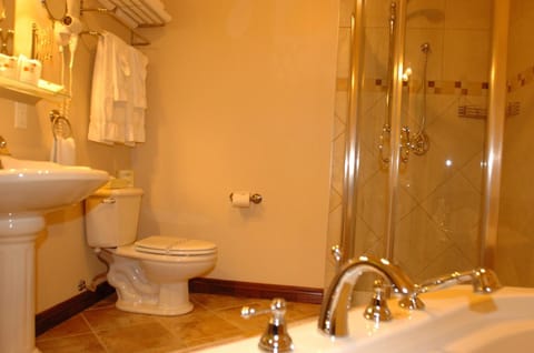 Separate tub and shower, jetted tub, free toiletries, hair dryer