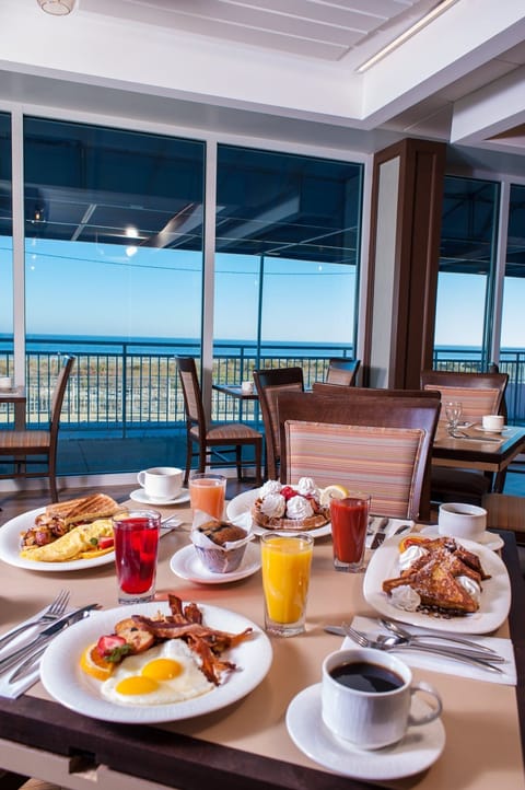 Breakfast, lunch served; American cuisine, pool views 