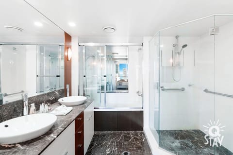 Executive Apartment, 3 Bedrooms | Bathroom | Combined shower/tub, deep soaking tub, free toiletries, hair dryer