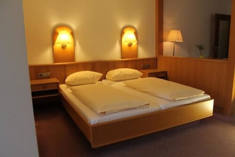 Double Room | Hypo-allergenic bedding, iron/ironing board, free WiFi, bed sheets