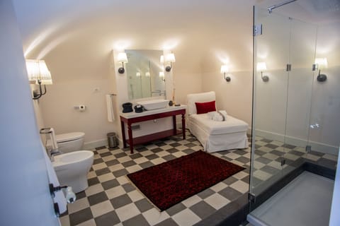 Comfort Triple Room | Bathroom | Shower, rainfall showerhead, free toiletries, hair dryer