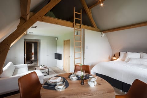 Junior Suite, 1 King Bed | In-room safe, blackout drapes, soundproofing, iron/ironing board