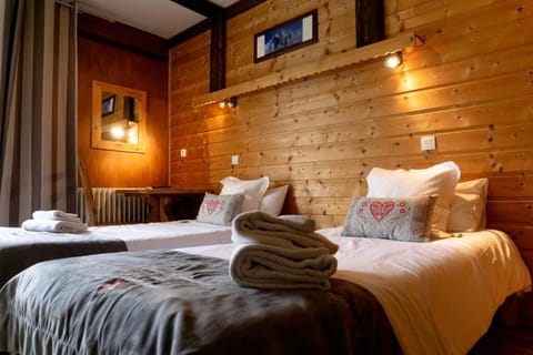 Standard Double or Twin Room, 2 Twin Beds, Non Smoking | Blackout drapes, free cribs/infant beds, bed sheets