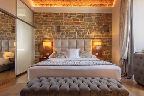 Luxury Suite, 1 Bedroom, City View (Dante) | Egyptian cotton sheets, premium bedding, down comforters, pillowtop beds