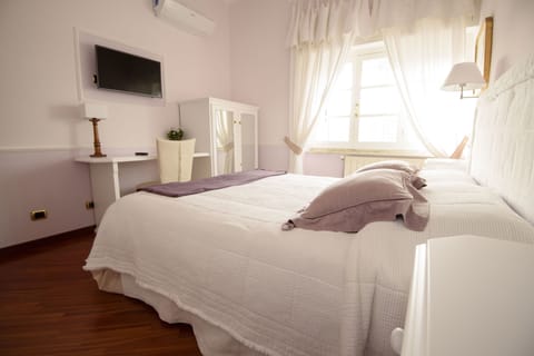 Deluxe Room, Ensuite (Lilla) | Egyptian cotton sheets, premium bedding, down comforters, desk