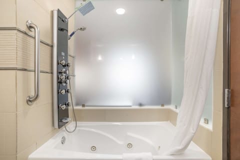 Suite, 1 King Bed with Sofa bed, Non Smoking, Jetted Tub (with Sofabed) | Bathroom | Combined shower/tub, free toiletries, hair dryer, towels