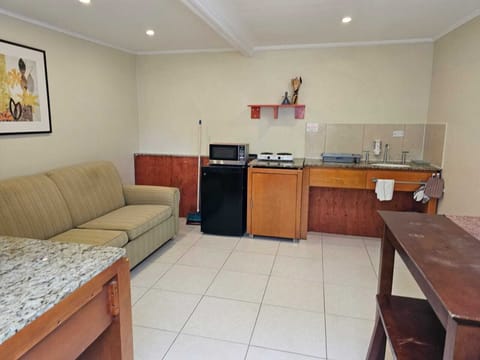 Traditional Room, 1 Bedroom, Non Smoking | Private kitchen | Cookware/dishes/utensils, cleaning supplies